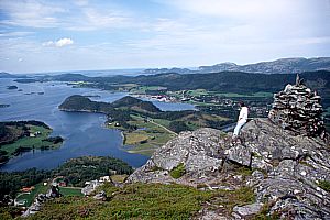 Südwest-Blick vom 346 m hohen Melanakken auf den fjorden, rechts der Ort Monstad