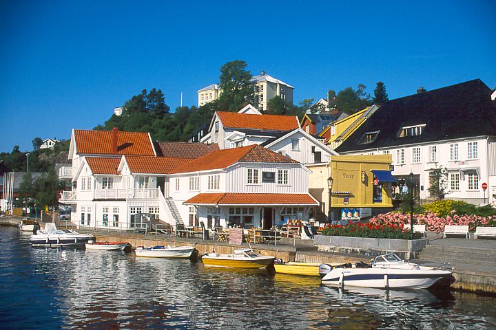 Blick von der Bybrua auf den Blindtarmen, rechts der im Jahre 2000 eröffnete Minipark Jens Lauersøns Plass